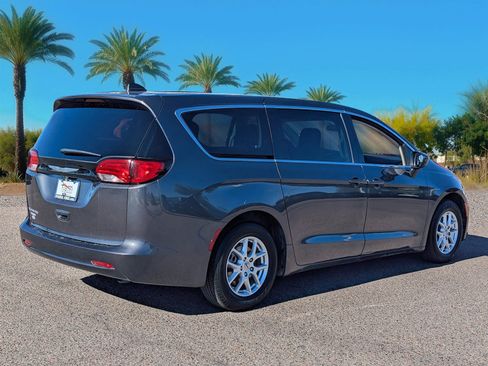 Used 2022 Chrysler Voyager LX image 5