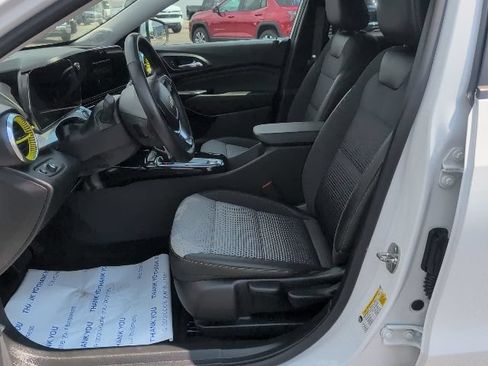 Used 2024 Chevrolet Trax LT w/ Sunroof Package FWD image 18