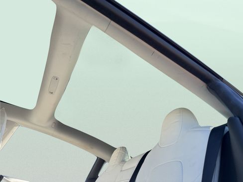 Used 2022 Tesla Model 3 Standard Range image 7