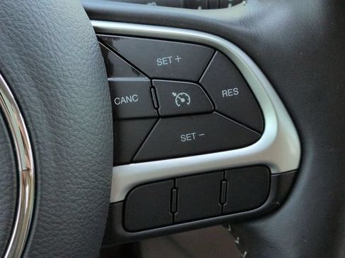 Used 2018 Jeep Compass Latitude FWD image 25