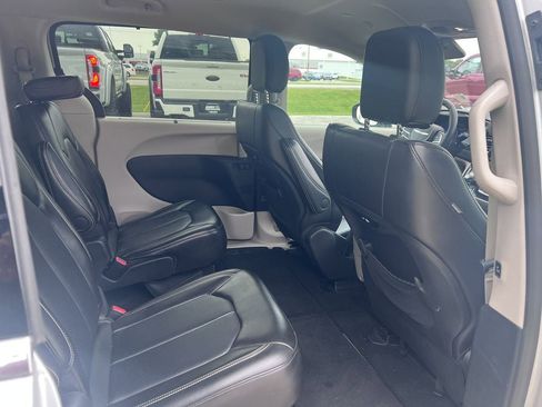 Used 2024 Chrysler Pacifica Touring-L FWD image 17