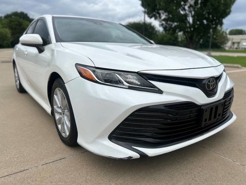 Used 2018 Toyota Camry LE FWD image 4