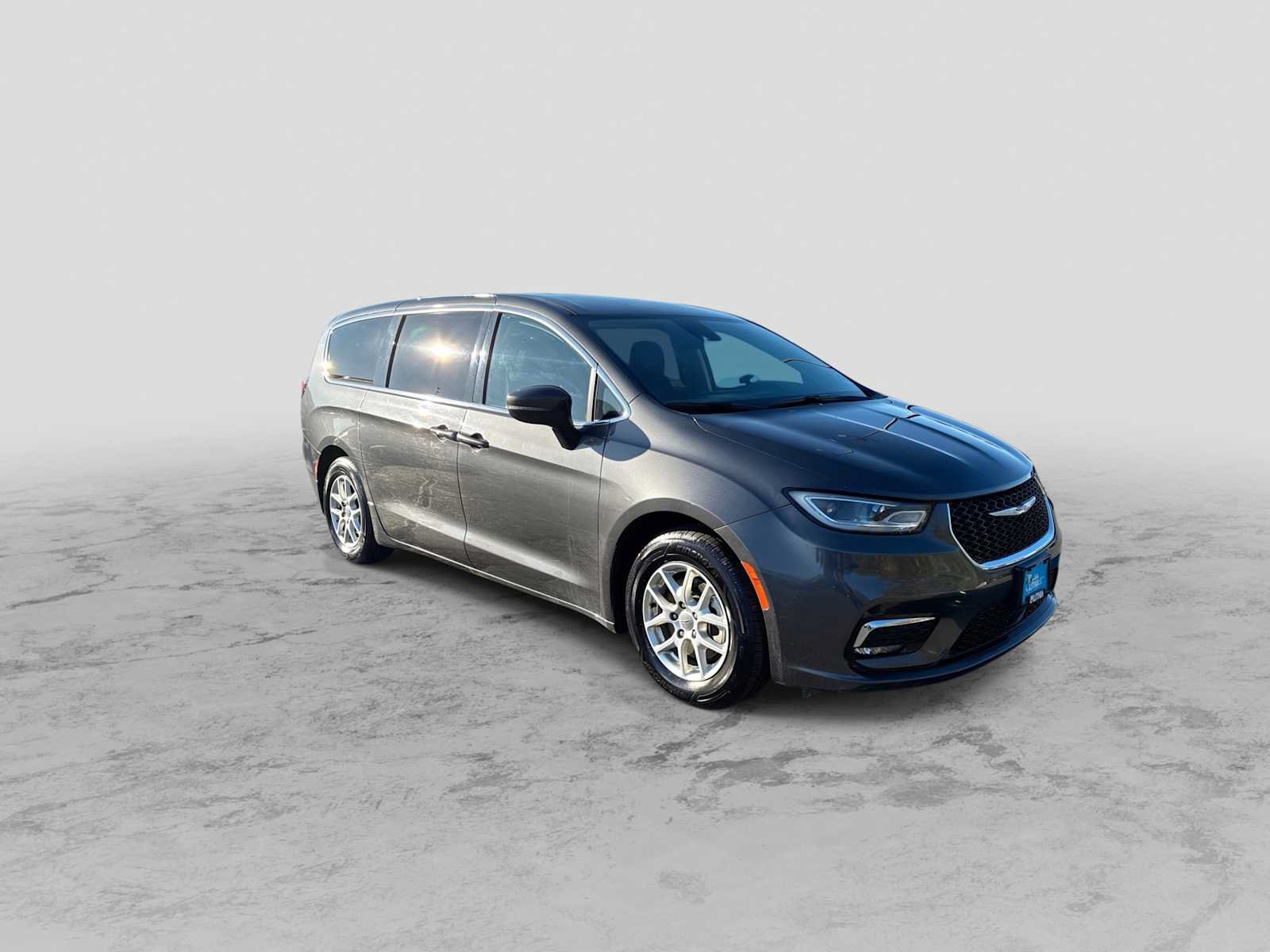 Used 2023 Chrysler Pacifica Touring-L FWD image 2