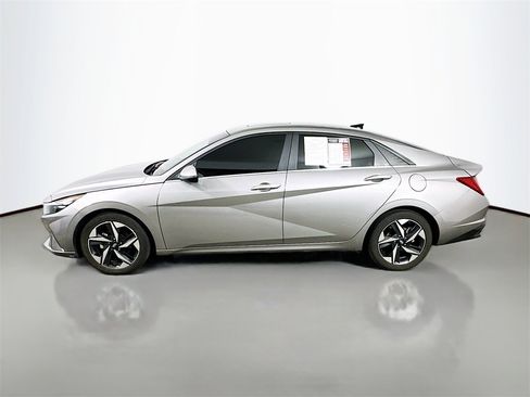Used 2023 Hyundai Elantra Limited image 5