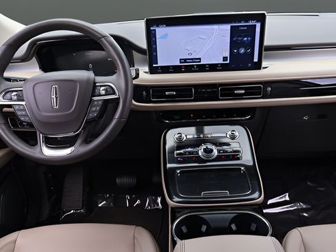 Used 2022 Lincoln Nautilus FWD w/ Premium Package image 17