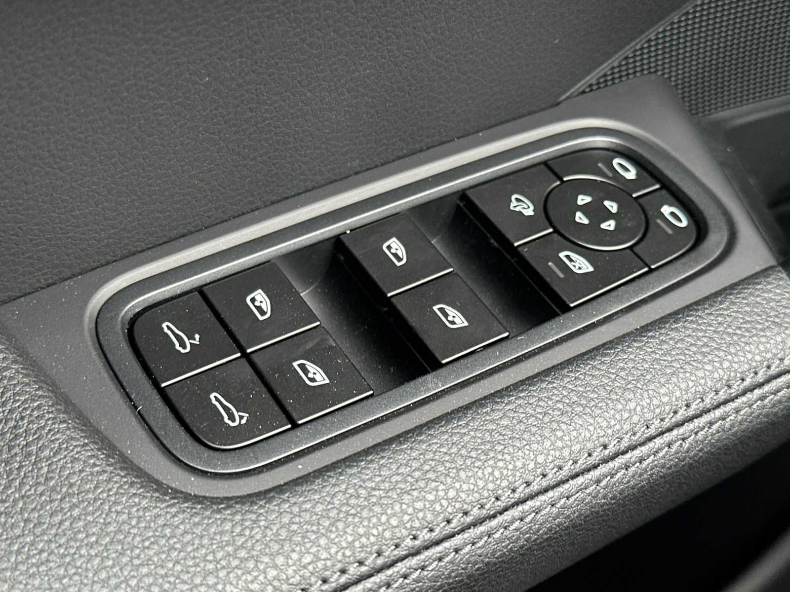 New 2025 Porsche Cayenne Coupe AWD/4WD image 13