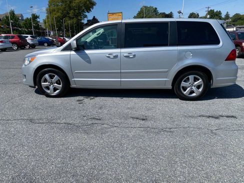 Used 2009 Volkswagen Routan SEL image 2