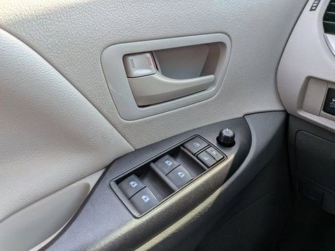 Used 2020 Toyota Sienna L FWD image 27