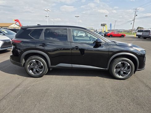 Used 2024 Nissan Rogue SV image 2