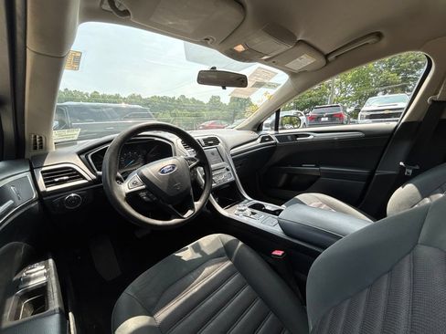 Used 2017 Ford Fusion SE w/ Fusion SE Technology Package FWD image 15