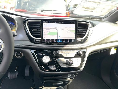 New 2026 Chrysler Pacifica Select image 11
