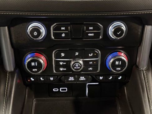 Used 2023 GMC Yukon XL SLT w/ SLT Luxury Package image 29