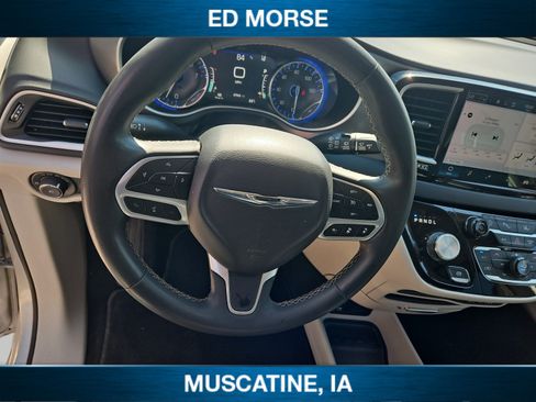 Used 2023 Chrysler Pacifica Touring-L FWD image 14