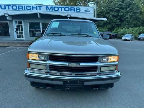 Used 1999 Chevrolet Suburban 4WD image 2