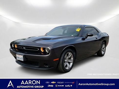 Used 2019 Dodge Challenger SXT RWD image 1