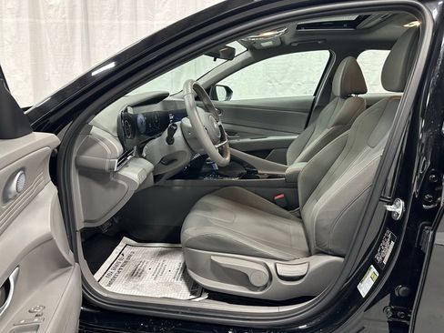 Used 2025 Hyundai Elantra SEL w/ Cargo Package image 10