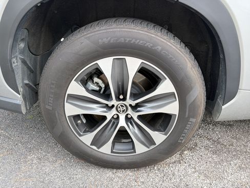 Used 2023 Toyota Highlander XLE FWD image 9