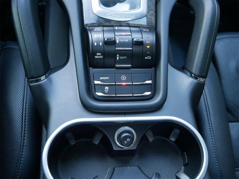 Used 2014 Porsche Cayenne Turbo image 19