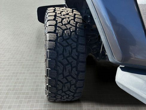 Used 2018 Jeep Wrangler Unlimited Sahara image 11