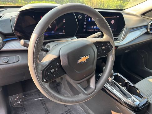 Used 2025 Chevrolet Trax LT FWD image 9