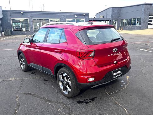 Used 2025 Hyundai Venue SEL FWD image 5