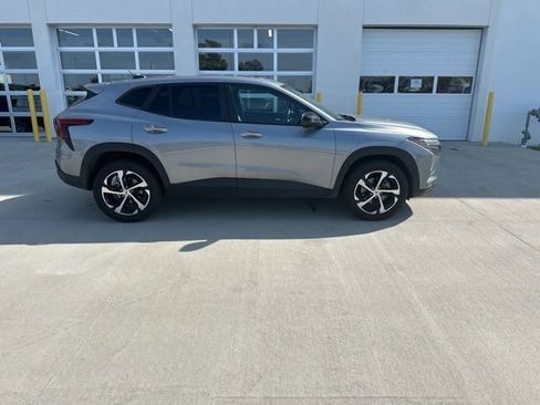 Used 2024 Chevrolet Trax RS w/ Sunroof Package FWD image 2