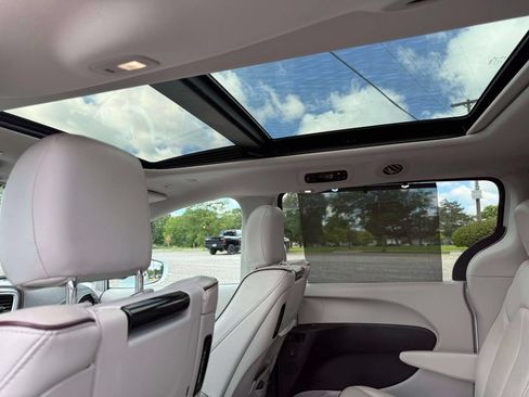 Used 2019 Chrysler Pacifica Limited FWD image 14