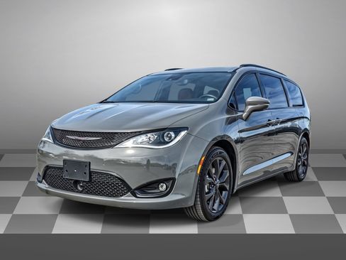 Used 2020 Chrysler Pacifica Limited w/ Quick Order Package 27H Red S image 3