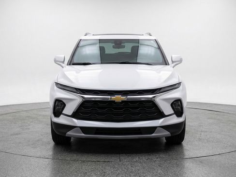 Used 2025 Chevrolet Blazer LT FWD image 2