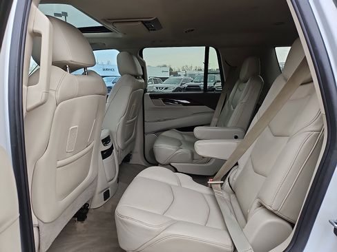 Used 2016 Cadillac Escalade Luxury image 10