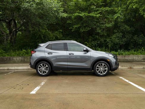 Used 2021 Buick Encore GX Essence w/ Experience Buick Package FWD image 10