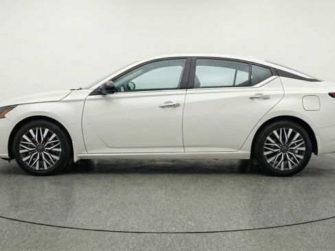 Used 2025 Nissan Altima 2.5 SV image 5