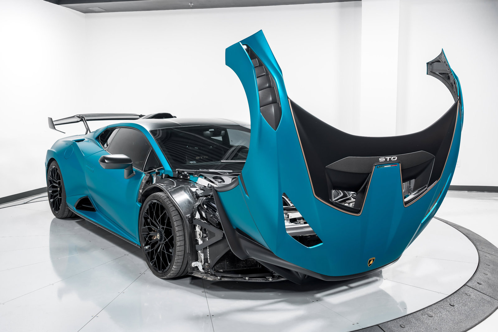 Used 2022 Lamborghini Huracan STO RWD image 44