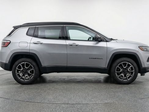 Used 2025 Jeep Compass Trailhawk AWD/4WD image 11