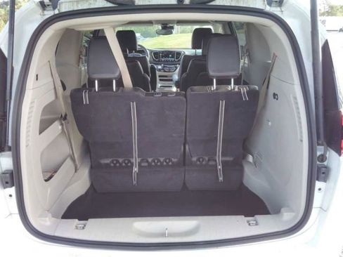 Used 2023 Chrysler Pacifica Touring-L FWD image 6