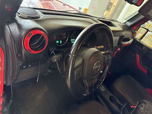 Used 2017 Jeep Wrangler Unlimited Rubicon w/ Connectivity Group AWD/4WD image 5