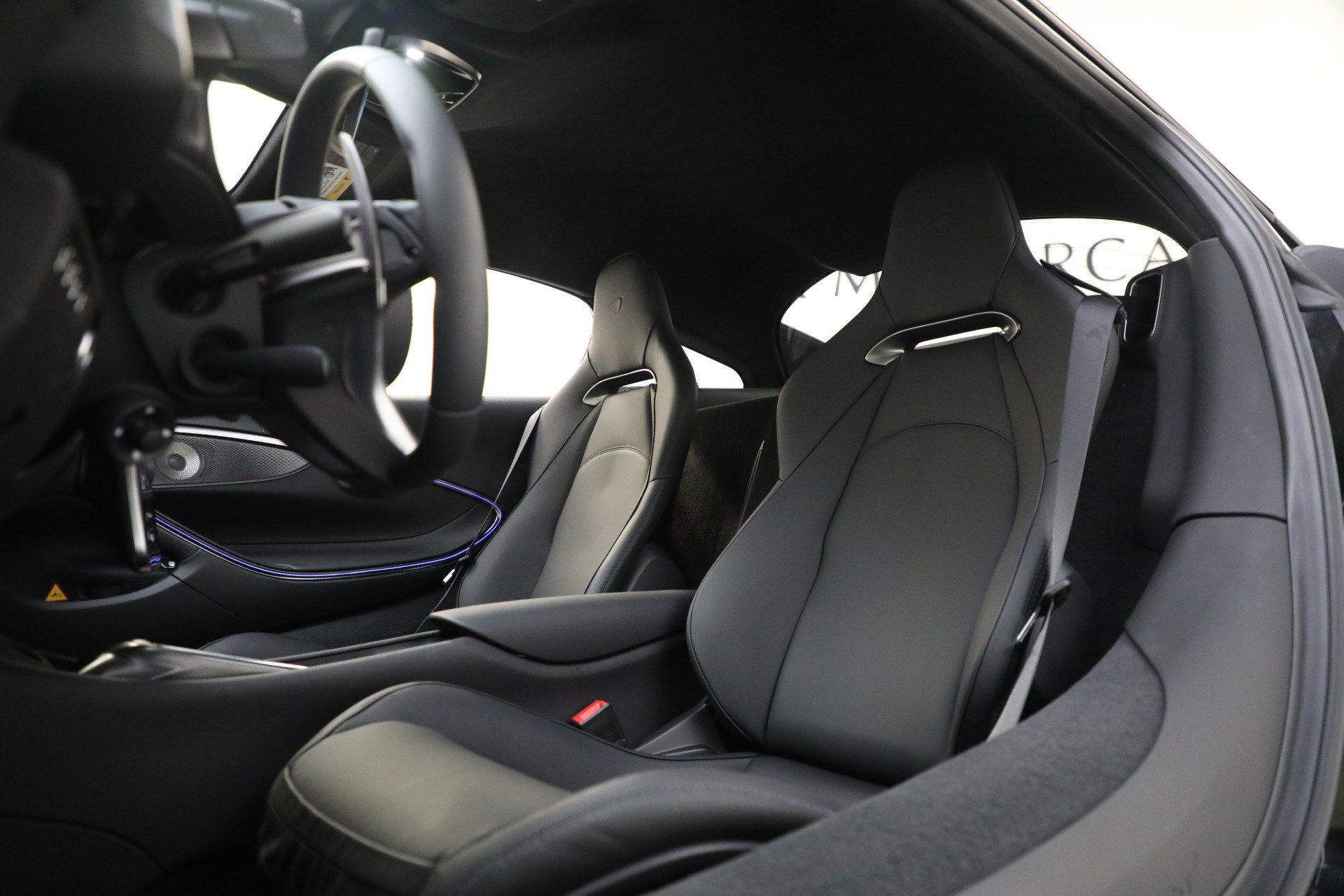 Used 2025 McLaren Artura RWD image 18