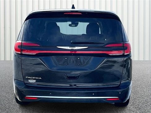 Used 2024 Chrysler Pacifica Touring-L image 4