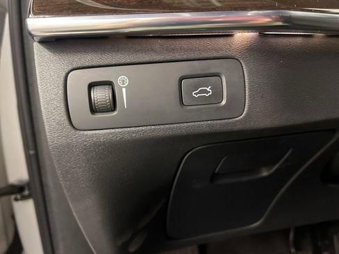 Used 2016 Volvo XC90 T6 Momentum w/ Momentum Plus Package image 21