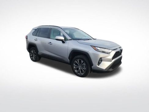 Used 2022 Toyota RAV4 XLE Premium image 3