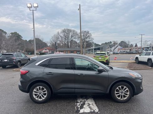 Used 2020 Ford Escape SE image 3