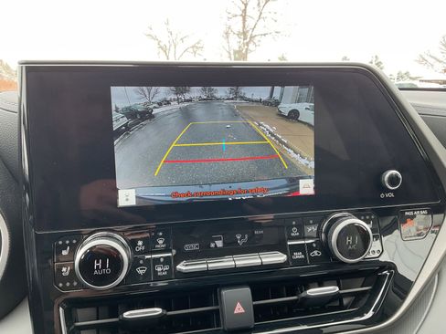 Used 2024 Toyota Highlander Limited image 32