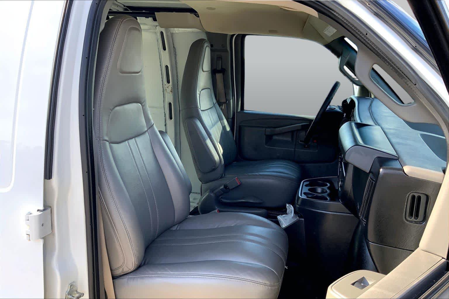 Used 2019 Chevrolet Express 2500 Extended RWD image 9