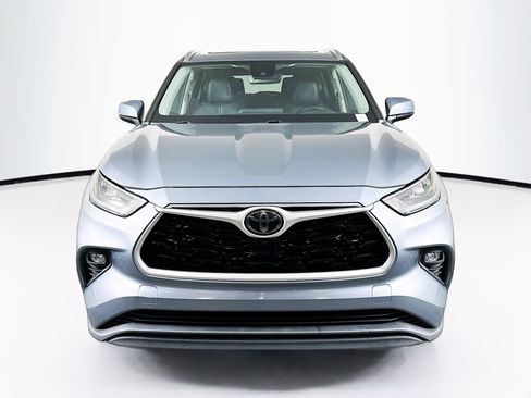 Used 2020 Toyota Highlander XLE FWD image 2