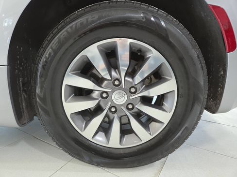 Used 2019 Chrysler Pacifica Touring-L Plus FWD image 11