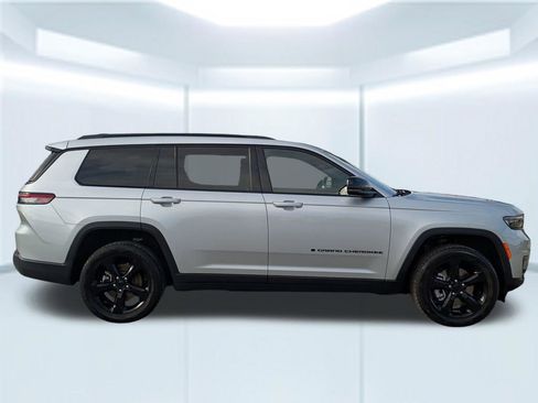Used 2023 Jeep Grand Cherokee L Laredo image 7