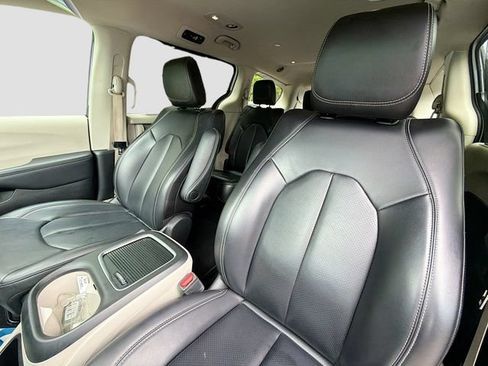 Used 2023 Chrysler Pacifica Touring-L FWD image 25