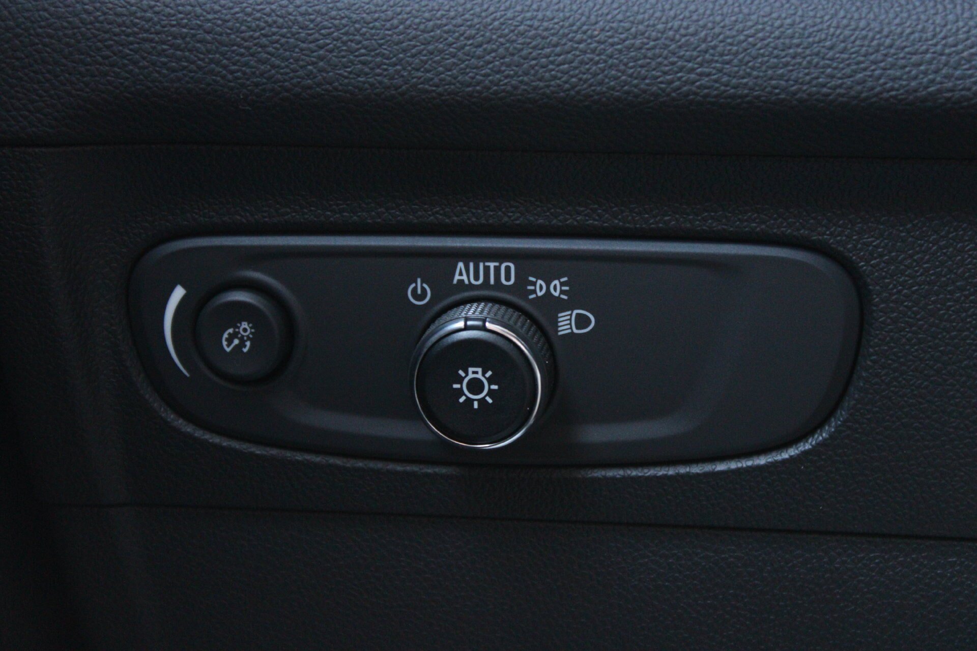 Used 2023 Buick Envision Essence FWD image 29