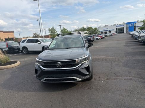 Used 2022 Volkswagen Taos SE w/ Panoramic Sunroof Package image 3