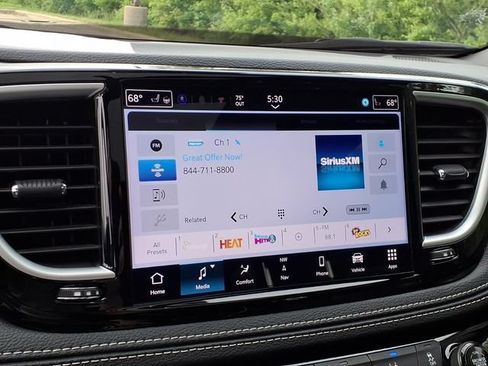 Used 2025 Chrysler Pacifica Limited FWD image 8